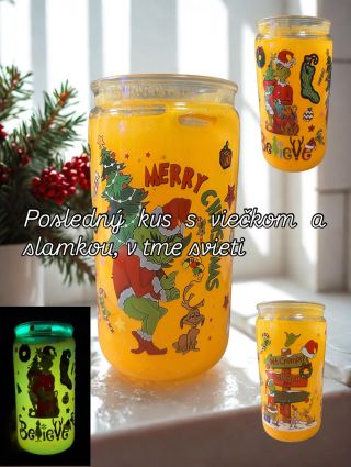 Plastový pohar s vieckom a slamkou, v tme fosforeskuje.